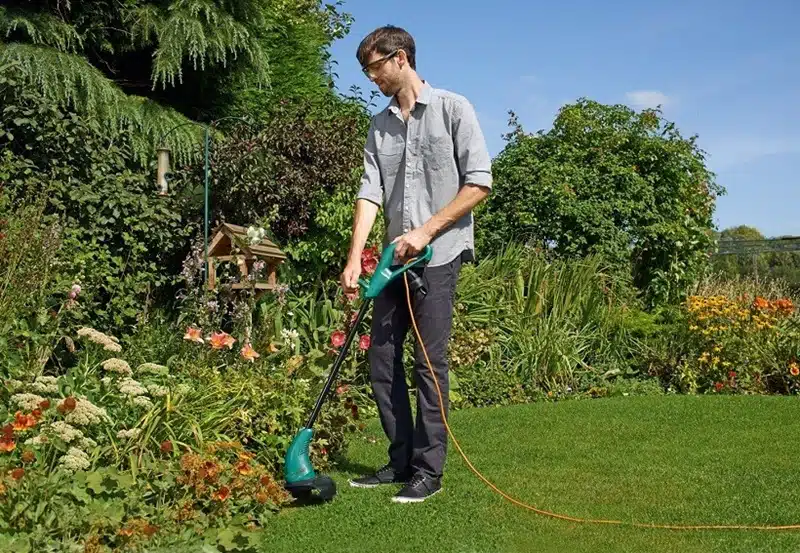 Optimiser son jardinage avec une débroussailleuse à batterie avantages et critères de choix